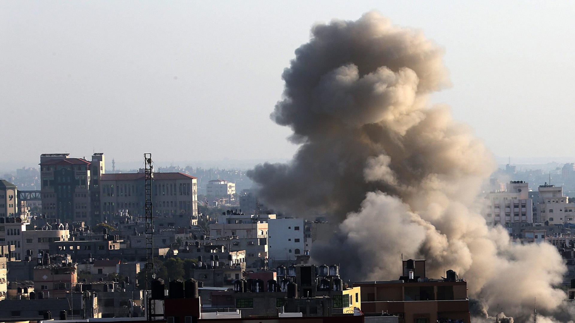 Qualm über Gaza nach einem israelischen Angriff am 9. Juli 2014 Qualm über Gaza nach einem israelischen Angriff am 9. Juli 2014