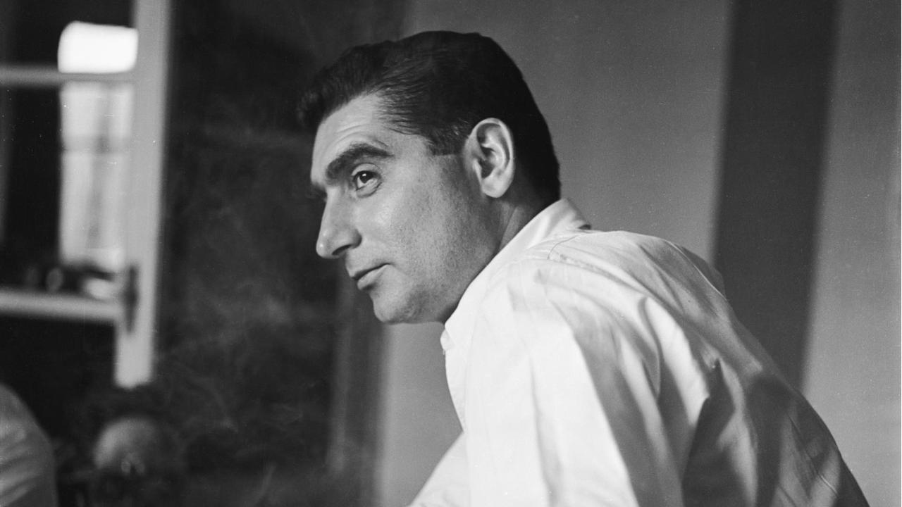 Robert Capa beim Treffen der Magnum Agentur in Paris, 1947. Robert Capa beim Treffen der Magnum Agentur in Paris, 1947.