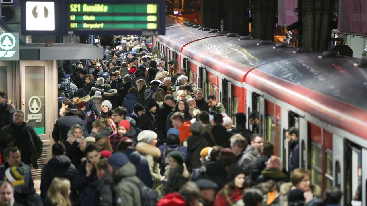 Eine große Menschenmenge erwartet eine S-Bahn am Hamburger Hauptbahnhof.
