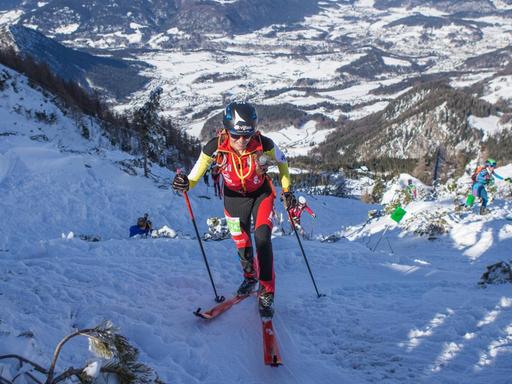 Die Spanierin Ana Alonso Rodriguez bei ihrem Ski-Aufstieg.
