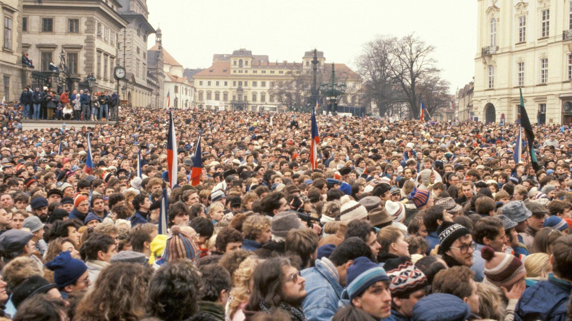 Prag, Dezember 1989, Menschenmassen demonstieren gegen die kommunistische Regierung und für Václav Havel