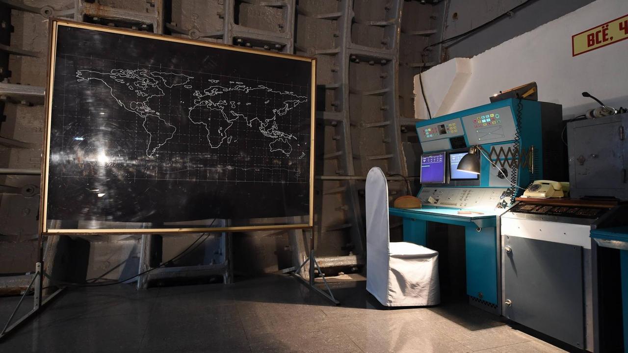 Nachbau des Kommandozentrums für einen nuklearen Gegenschlag im "Bunker 42" im Museum des Kalten Krieges Moskau. In einem Raum mit verstärkten Stahlwänden steht eine Tafel mit einer Weltkarte, rechts ein Computer mit Monitoren und Schaltknöpfen und ein Telefon. 