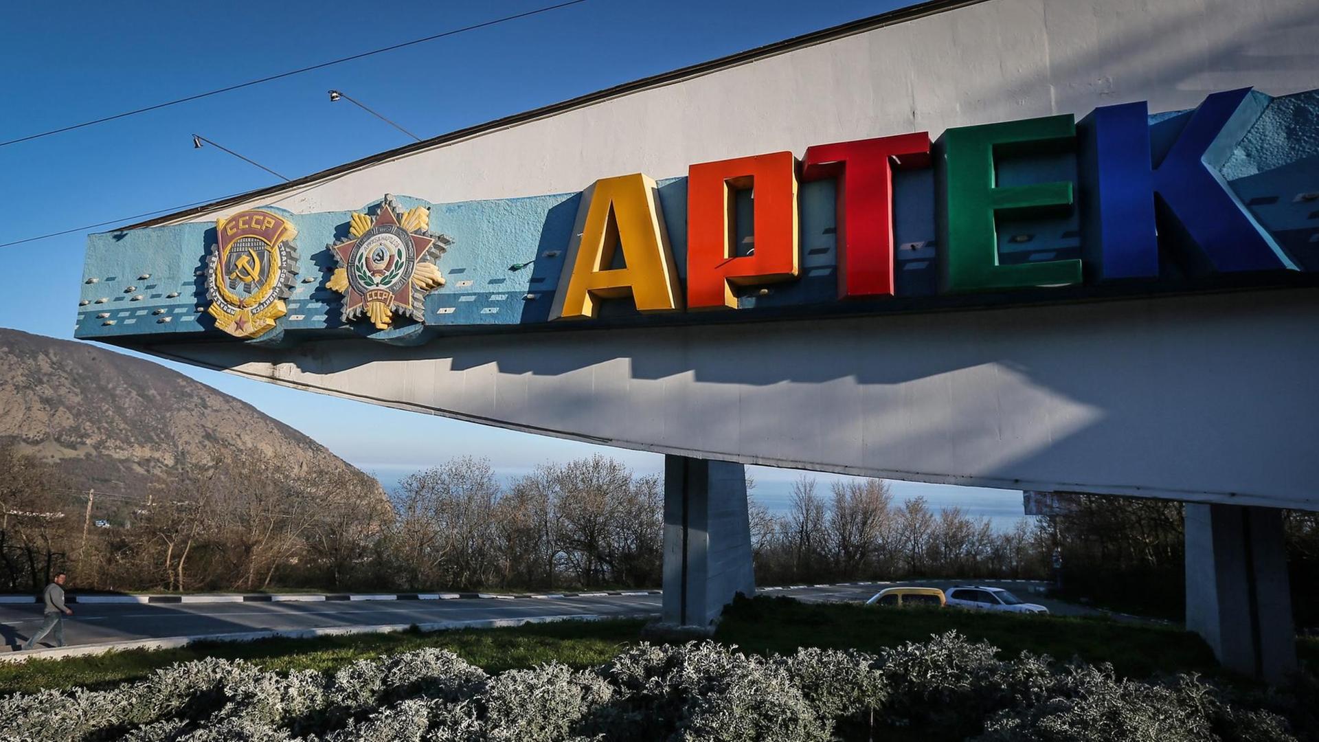 Eingangsschild des Artek Ferienlagers auf der Krim in der Ukraine.
