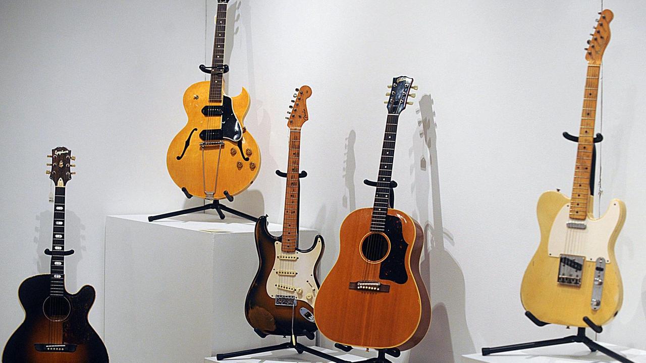 Fünf Gitarren aus der Sammlung von Richard Gere bei einer Christies Auktion.
