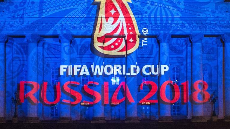 Das Logo der Fußball-WM 2018 in Russland wird auf die Fassade des Bolschoi-Theaters in Moskau projiziert. Das Logo der Fußball-WM 2018 in Russland wird auf die Fassade des Bolschoi-Theaters in Moskau projiziert.