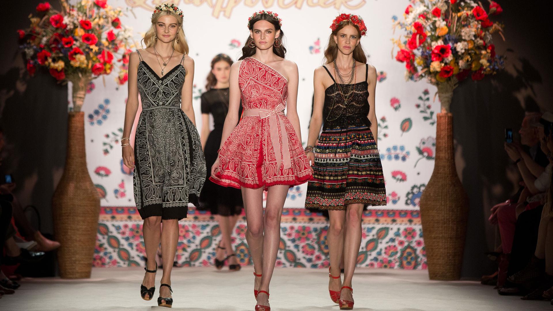 Models präsentieren Mode der österreichischen Designerin Lena Hoschek am 07.07.2015 bei der Mercedes-Benz Fashion Week in Berlin. Models präsentieren Mode der österreichischen Designerin Lena Hoschek am 07.07.2015 bei der Mercedes-Benz Fashion Week in Berlin.