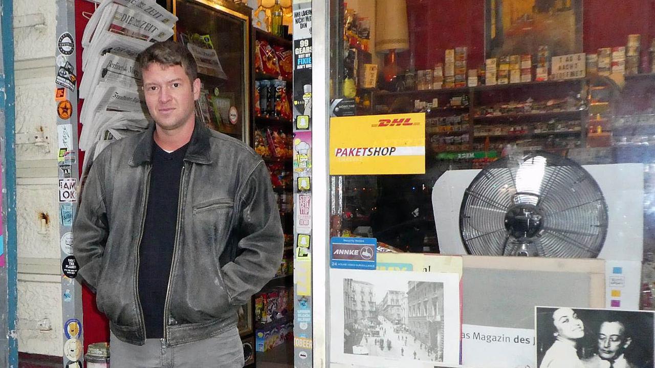 Porträt des Betreibers Max vor dem "Späti ohne Namen" Porträt des Betreibers Max vor dem "Späti ohne Namen"