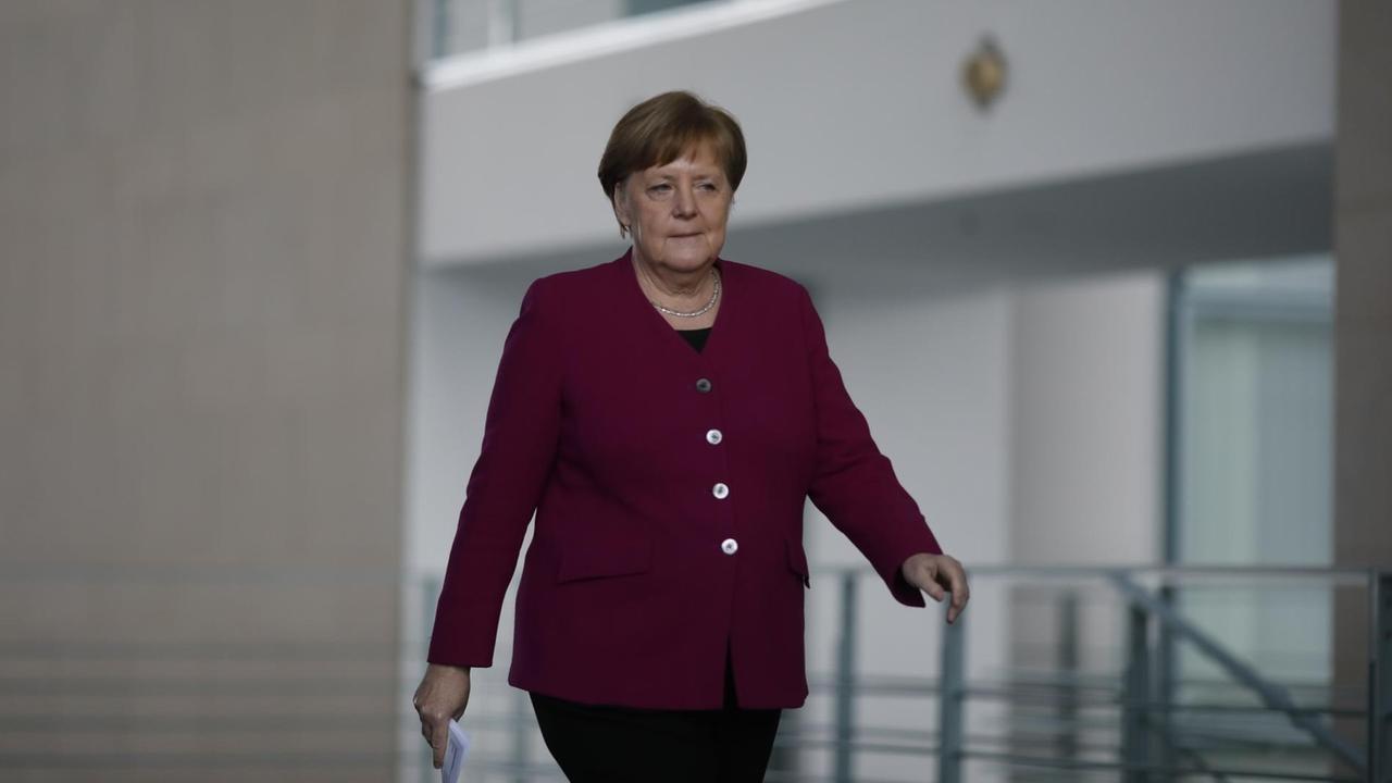 Bundeskanzlerin Angela Merkel (CDU) kommt zu einer Pressekonferenz.