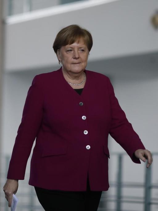 Bundeskanzlerin Angela Merkel (CDU) kommt zu einer Pressekonferenz.
