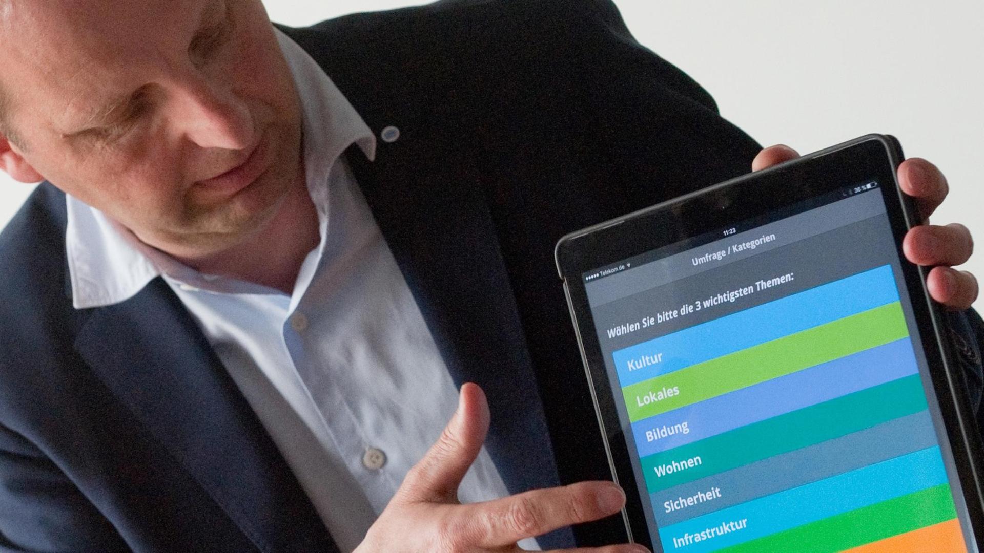 Berlins Senator für Justiz und Verbraucherschutz, Thomas Heilmann (CDU) erklärt in der CDU-Zentrale des Landesverbandes die Applikation der CDU für Wahlkampfhelfer. Die App soll Mitglieder der CDU im Wahlkampf während Hausbesuchen unterstützen. Berlins Senator für Justiz und Verbraucherschutz, Thomas Heilmann (CDU) erklärt in der CDU-Zentrale des Landesverbandes die Applikation der CDU für Wahlkampfhelfer. Die App soll Mitglieder der CDU im Wahlkampf während Hausbesuchen unterstützen.