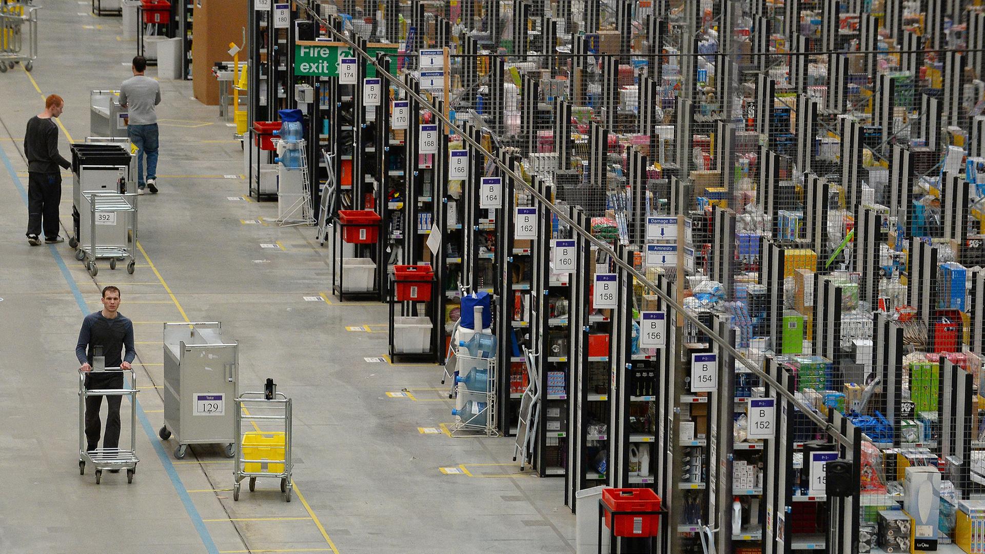 Ein Lager des Online-Versandhändlers Amazon in Peterborough. Ein Lager des Online-Versandhändlers Amazon in Peterborough.