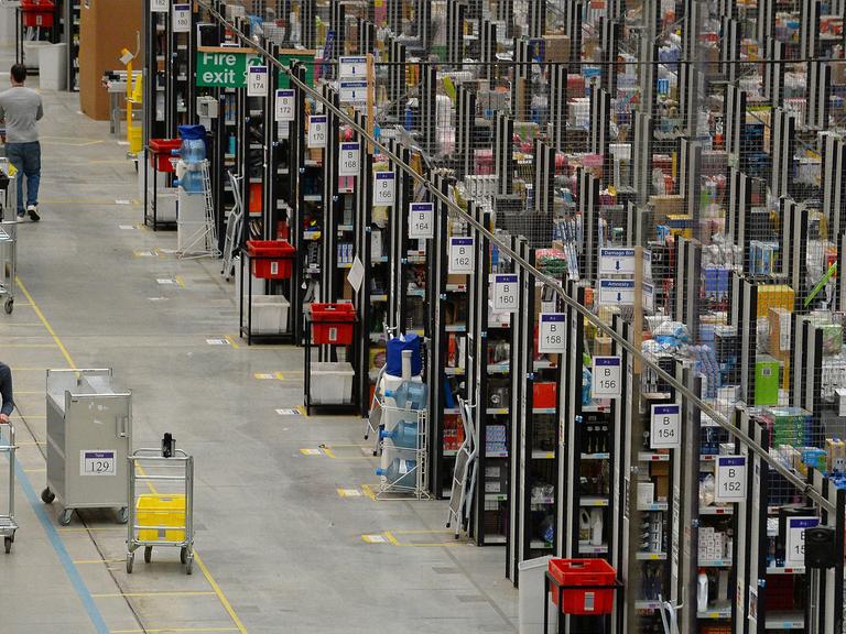 Ein Lager des Online-Versandhändlers Amazon in Peterborough.