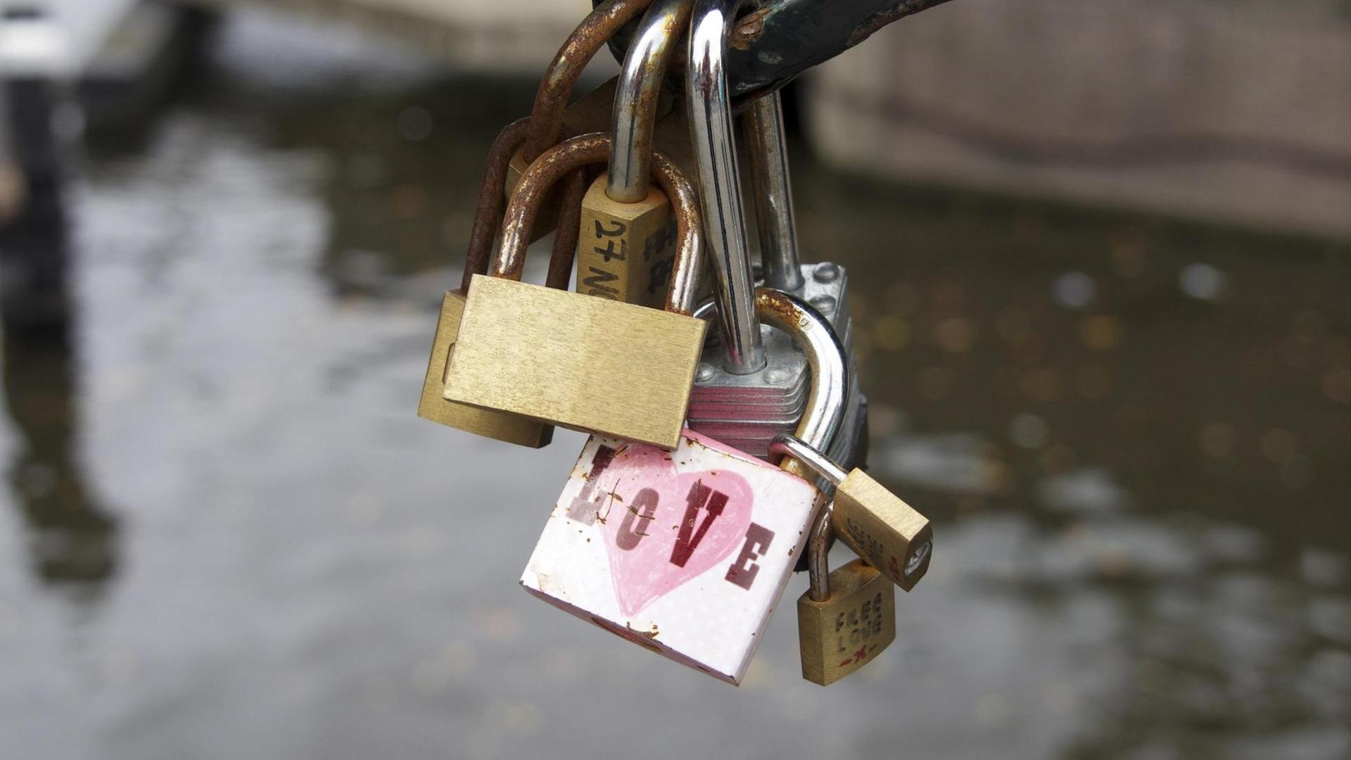 Liebe Vorhängeschlösser auf einer Amsterdamer Brücke, Niederlande, Europa | Verwendung weltweit, Keine Weitergabe an Wiederverkäufer. Liebe Vorhängeschlösser auf einer Amsterdamer Brücke, Niederlande, Europa | Verwendung weltweit, Keine Weitergabe an Wiederverkäufer.