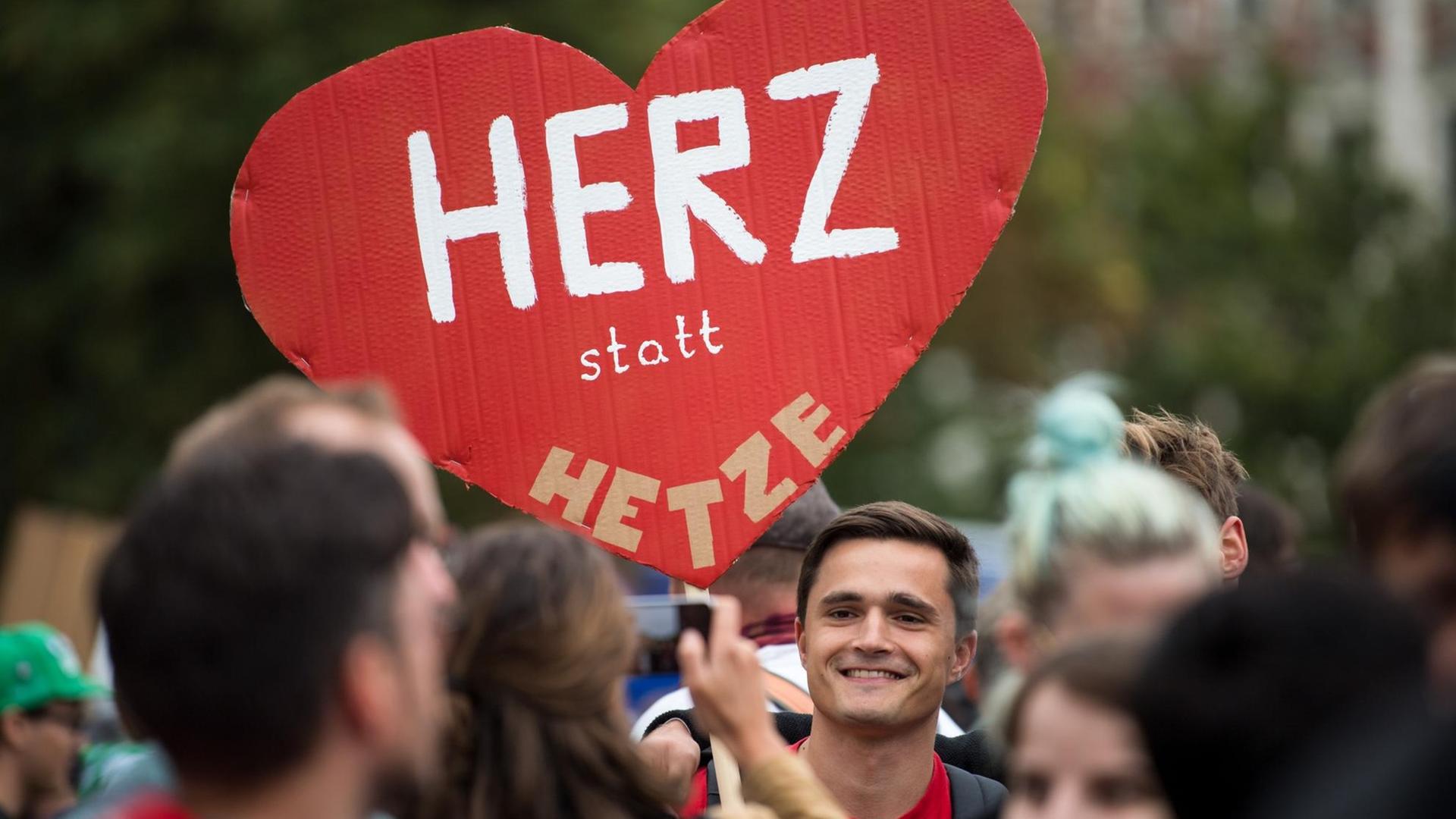 Ein Teilnehmer der Kundgebung des Bündnisses Chemnitz Nazifrei unter dem Motto "Herz statt Hetze": Ein Teilnehmer der Kundgebung des Bündnisses Chemnitz Nazifrei unter dem Motto "Herz statt Hetze":