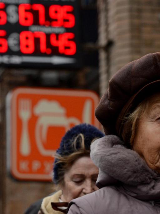 Passanten am Dienstag in Moskau: Der russische Rubel ist auf ein Rekordtief gefallen.