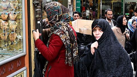 Iranische Frauen auf einem Basar in Teheran