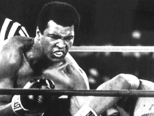 Muhammad Ali (l) holt sich mit einem K.o.-Sieg gegen George Foreman (r) am 30.10.1974 in Kinshasa (Zaire) den Titel des Boxweltmeisters im Schwergewicht zurück.