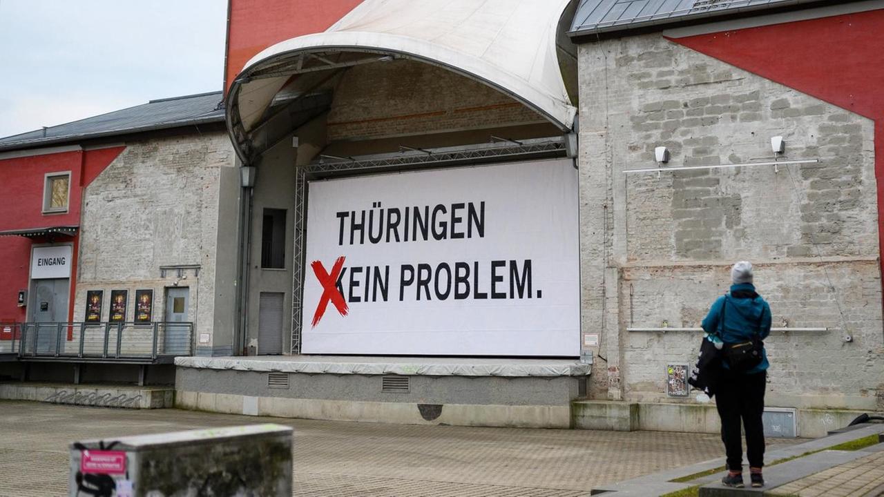 Das Theaterhaus Jena hat die Aufschrift "Thüringen - kein Problem" zu "Thüringen - ein Problem" geändert. Das Theaterhaus Jena hat die Aufschrift "Thüringen - kein Problem" zu "Thüringen - ein Problem" geändert.