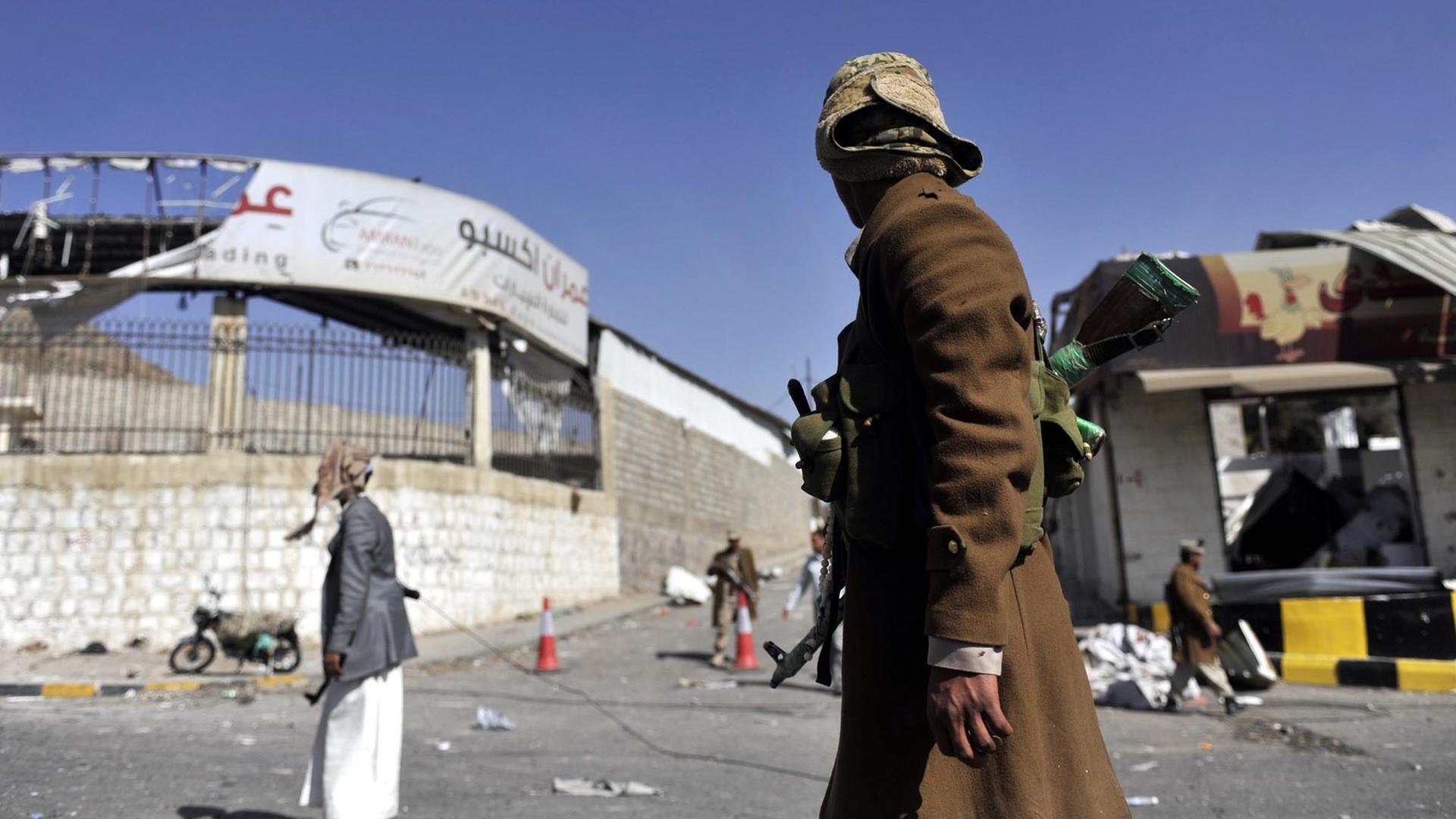 Huthi-Milizionäre patrouillieren am Dienstag nahe dem Präsidentenpalast in Sanaa. Huthi-Milizionäre patrouillieren am Dienstag nahe dem Präsidentenpalast in Sanaa.