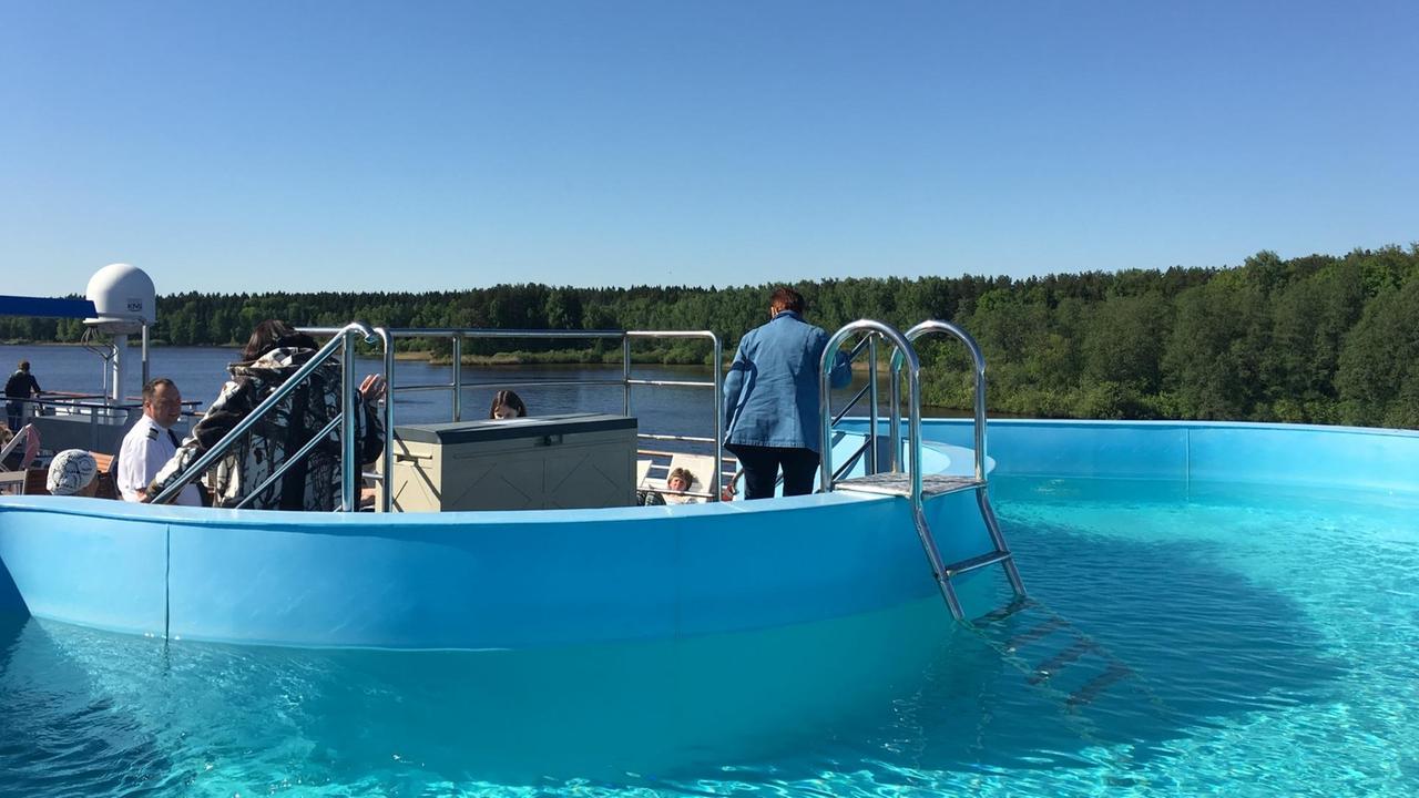 Passagiere genießen das Sonnendeck auf der "Michail Bulgakow" Passagiere genießen das Sonnendeck auf der "Michail Bulgakow"