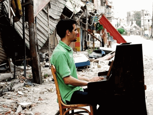 Der syrisch-palästinensische Pianist Aeham Ahmad spielt in Yarmouk, einem Flüchtlingslager in Damaskus