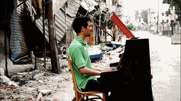 Der syrisch-palästinensische Pianist Aeham Ahmad spielt in Yarmouk, einem Flüchtlingslager in Damaskus