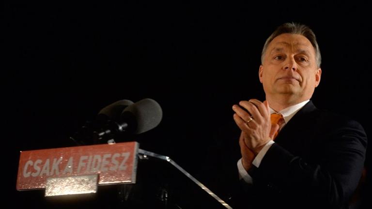Ungarns Ministerpräsident Viktor Orban lässt sich nach der Parlamentswahl von seinen Anhängern feiern. Ungarns Ministerpräsident Viktor Orban lässt sich nach der Parlamentswahl von seinen Anhängern feiern.