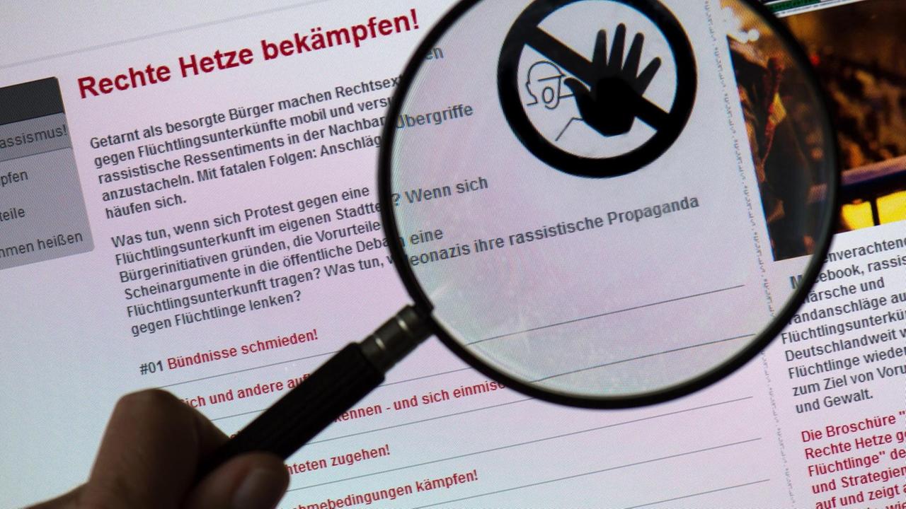Eine Lupe vergrößert am ein Stopp-Symbol auf der Webseite von "Pro Asyl" auf der Themenseite "Rechte Hetze bekämpfen!" Eine Lupe vergrößert am ein Stopp-Symbol auf der Webseite von "Pro Asyl" auf der Themenseite "Rechte Hetze bekämpfen!"