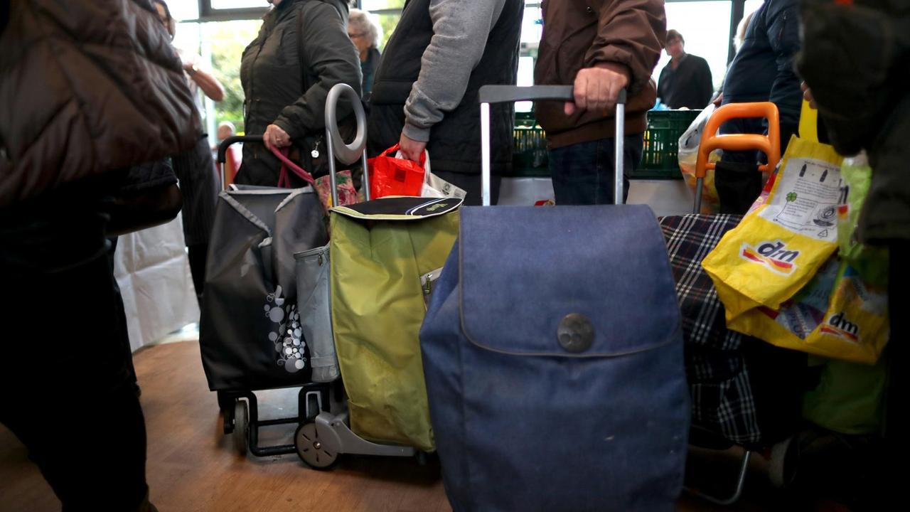 Nutzer der Nürnberger Tafel während der Lebensmittel-Verteilung in der Schlange. Laut dem Bundesverband der Tafeln, sind immer mehr Renter in Deutschland darauf angewiesen. Nutzer der Nürnberger Tafel während der Lebensmittel-Verteilung in der Schlange. Laut dem Bundesverband der Tafeln, sind immer mehr Renter in Deutschland darauf angewiesen.