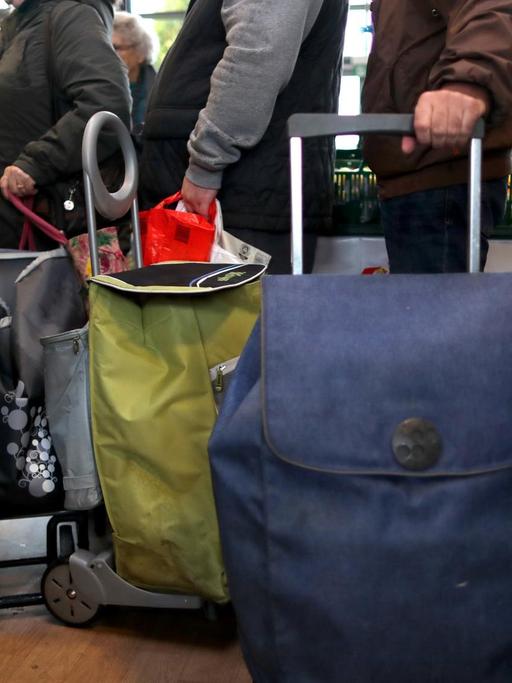 Nutzer der Nürnberger Tafel während der Lebensmittel-Verteilung in der Schlange. Laut dem Bundesverband der Tafeln, sind immer mehr Renter in Deutschland darauf angewiesen.