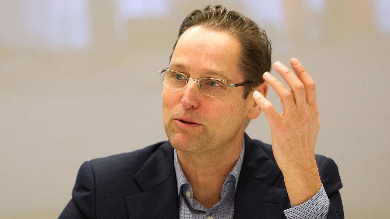 Dirk Luckow, Intendant der Deichtorhallen, gestikuliert am 10.12.2012 in Hamburg bei der Jahres-Pressekonferenz. Dirk Luckow, Intendant der Deichtorhallen, gestikuliert am 10.12.2012 in Hamburg bei der Jahres-Pressekonferenz.