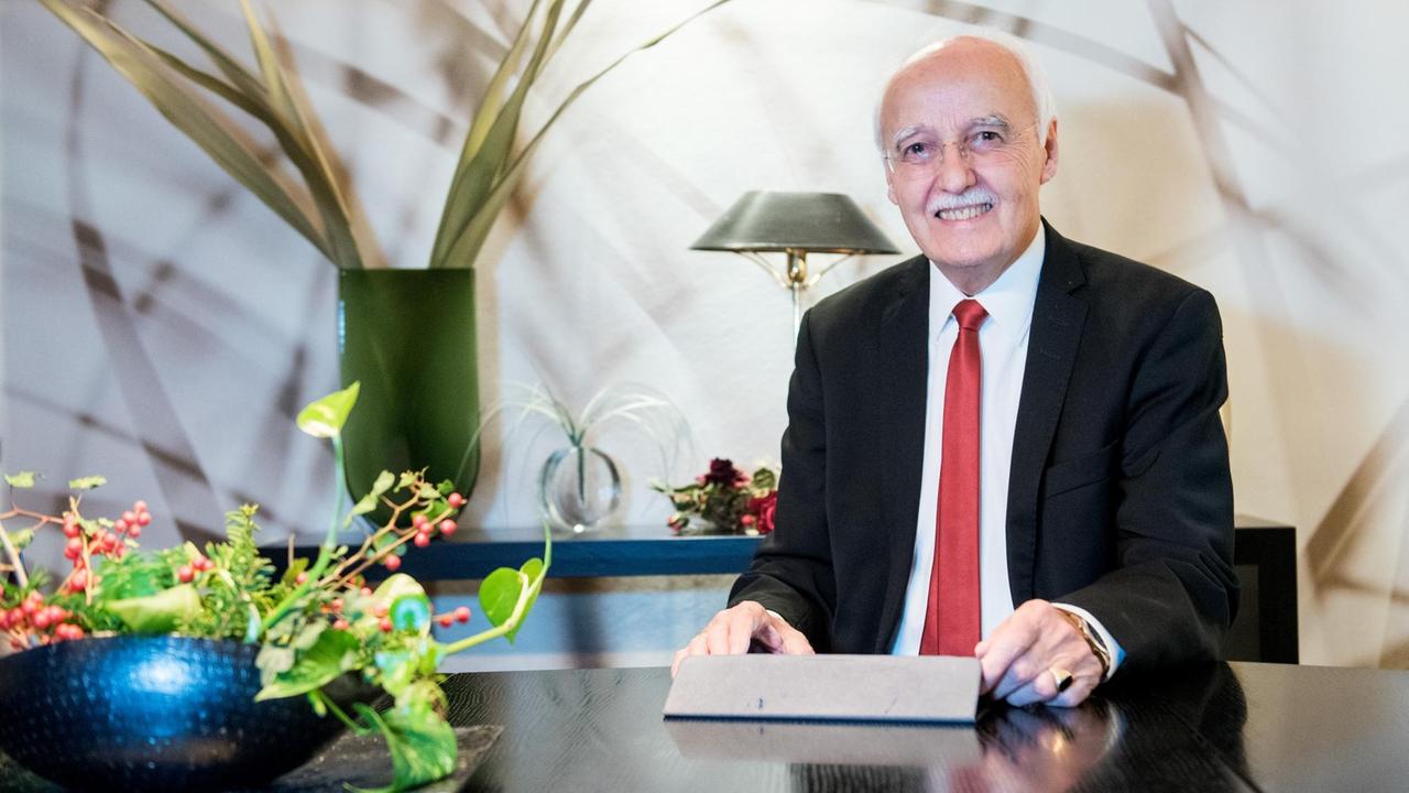 Horst Opaschowski sitzt in seinem Haus. Horst Opaschowski sitzt in seinem Haus.