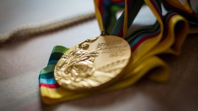 Die Olympia-Goldmedaille die ehemaligen deutschen Leichtathletin Bärbel Wöckel, die sie 1980 über 200 Meter gewann, fotografiert in Breitenbrunn im Odenwald (Hessen)
