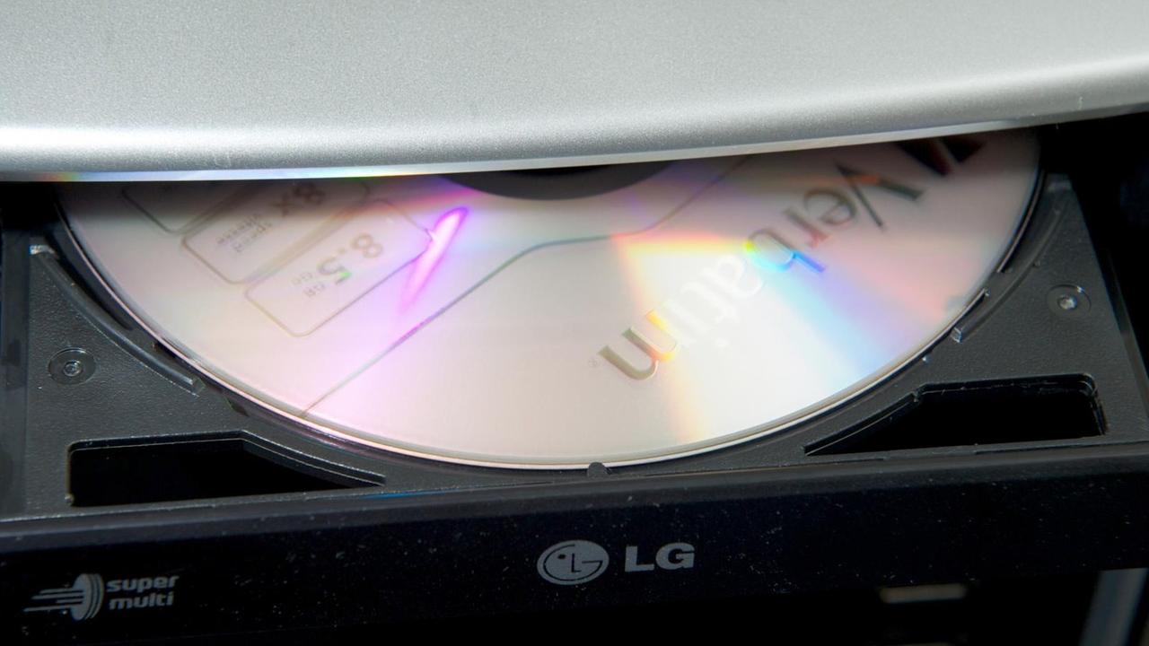 Eine DVD in einem Laufwerksschacht eines Computers. Eine DVD in einem Laufwerksschacht eines Computers.