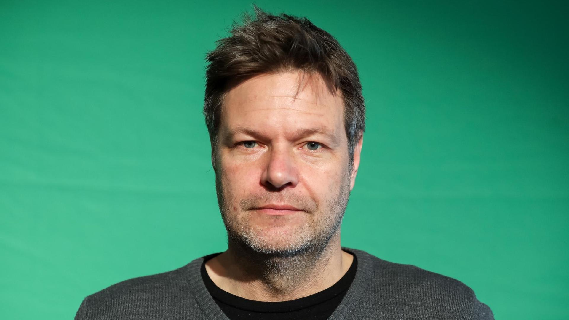 10.03.2018, Niedersachsen, Oldenburg: Robert Habeck, Bundesvorsitzender Bündnis 90/Die Grünen, schaut zu Beginn des Landesparteitags der Grünen Niedersachsen in der Weser-Ems-Halle für ein Porträt in die Kamera. 10.03.2018, Niedersachsen, Oldenburg: Robert Habeck, Bundesvorsitzender Bündnis 90/Die Grünen, schaut zu Beginn des Landesparteitags der Grünen Niedersachsen in der Weser-Ems-Halle für ein Porträt in die Kamera.