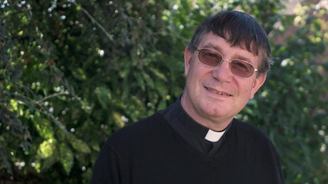 Der britische katholische Priester Simon Chinery