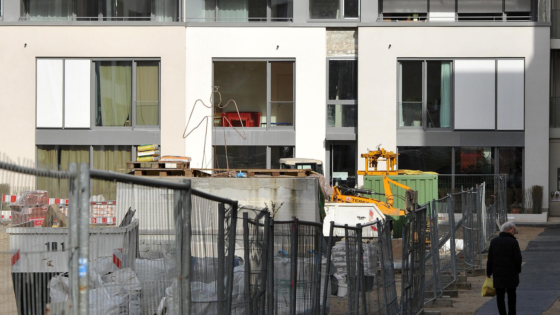 Ein Mann geht im April 2012 über einen provisorischen Weg durch die Baustelle des Wohnprojekts Marthashof in der Schwedter Straße in Berlin.