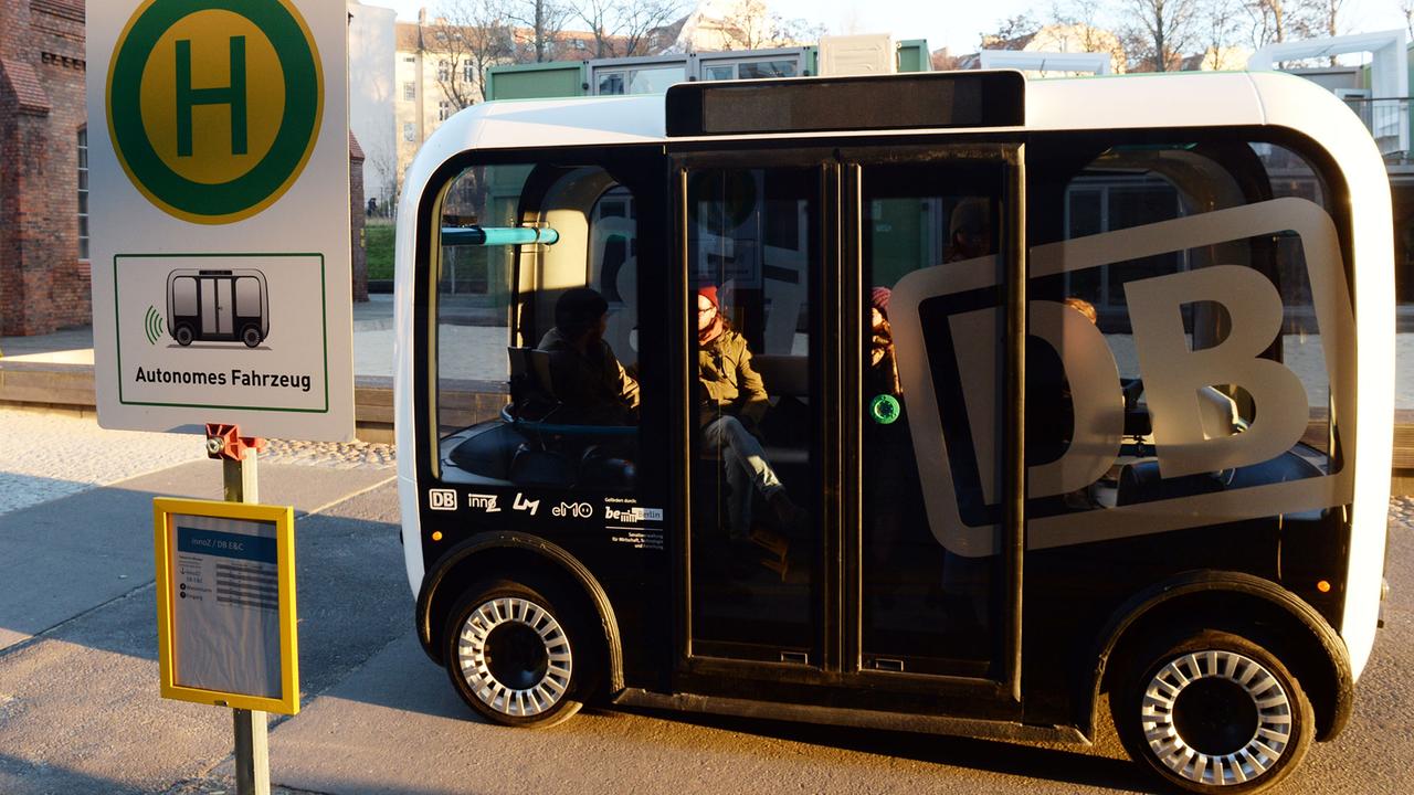 Kleinbus "Olli" bei einer Testfahrt in Berlin Kleinbus "Olli" bei einer Testfahrt in Berlin