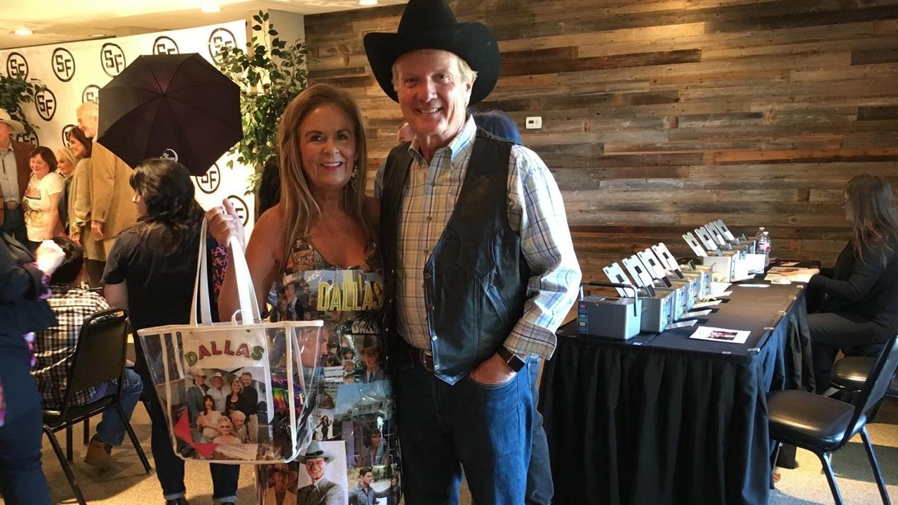 Barbara Tomasiono und ihr Mann sind Dallas-Fans Barbara Tomasiono und ihr Mann sind Dallas-Fans