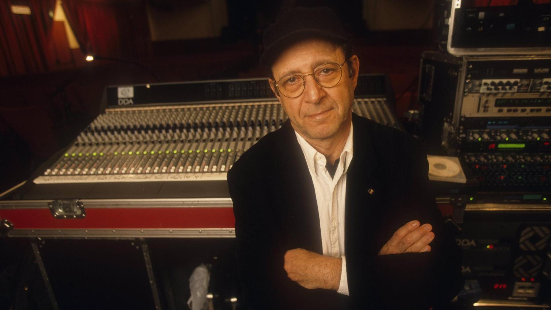 Der Komponist Steve Reich im Toniolo Theater Venedig, 1998. Der Komponist Steve Reich im Toniolo Theater Venedig, 1998.