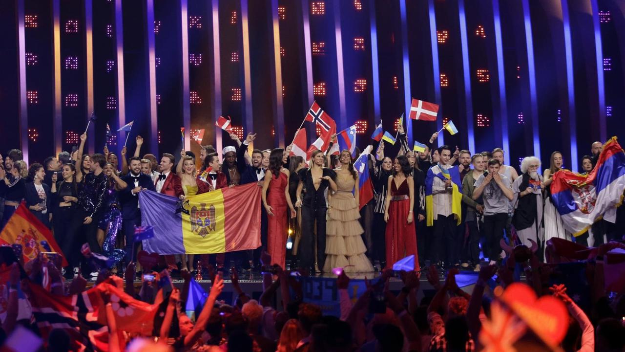 Die Finalisten des ESC stehen nach dem nach dem zweiten Halbfinale auf der Bühne und jubeln. Die Finalisten des ESC stehen nach dem nach dem zweiten Halbfinale auf der Bühne und jubeln.