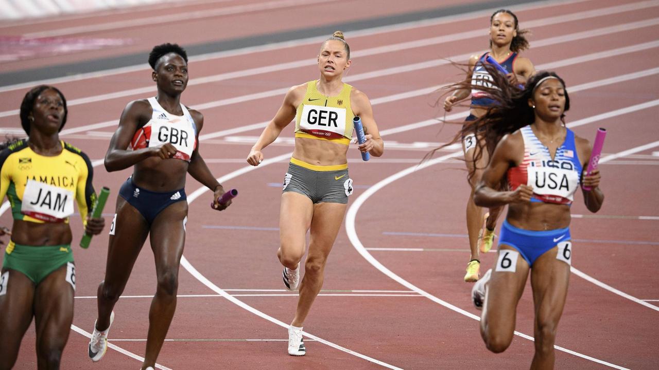 Zielankunft beim Finale der 4x100-Meter-Staffel der Frauen bei den Olympischen Sommerspielen in Tokio. Von links: Shericka Jackson (Jamaika), Daryll Neita (Großbritannien), Gina Lückenkemper (Deutschland), Gabrielle Thomas (USA).