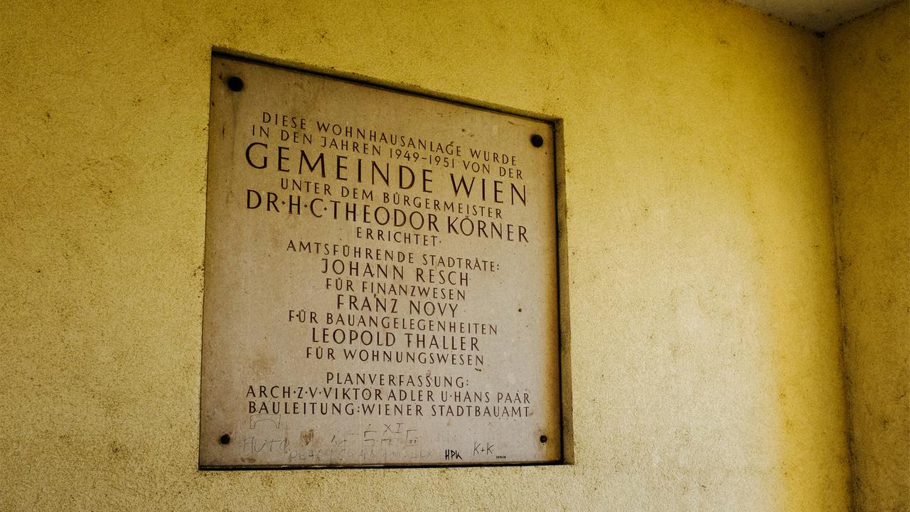 Wohnungsschild einer Wohnanlage der Gemeinde Wien, die 1949-1951 erbaut wurde. Wohnungsschild einer Wohnanlage der Gemeinde Wien, die 1949-1951 erbaut wurde.