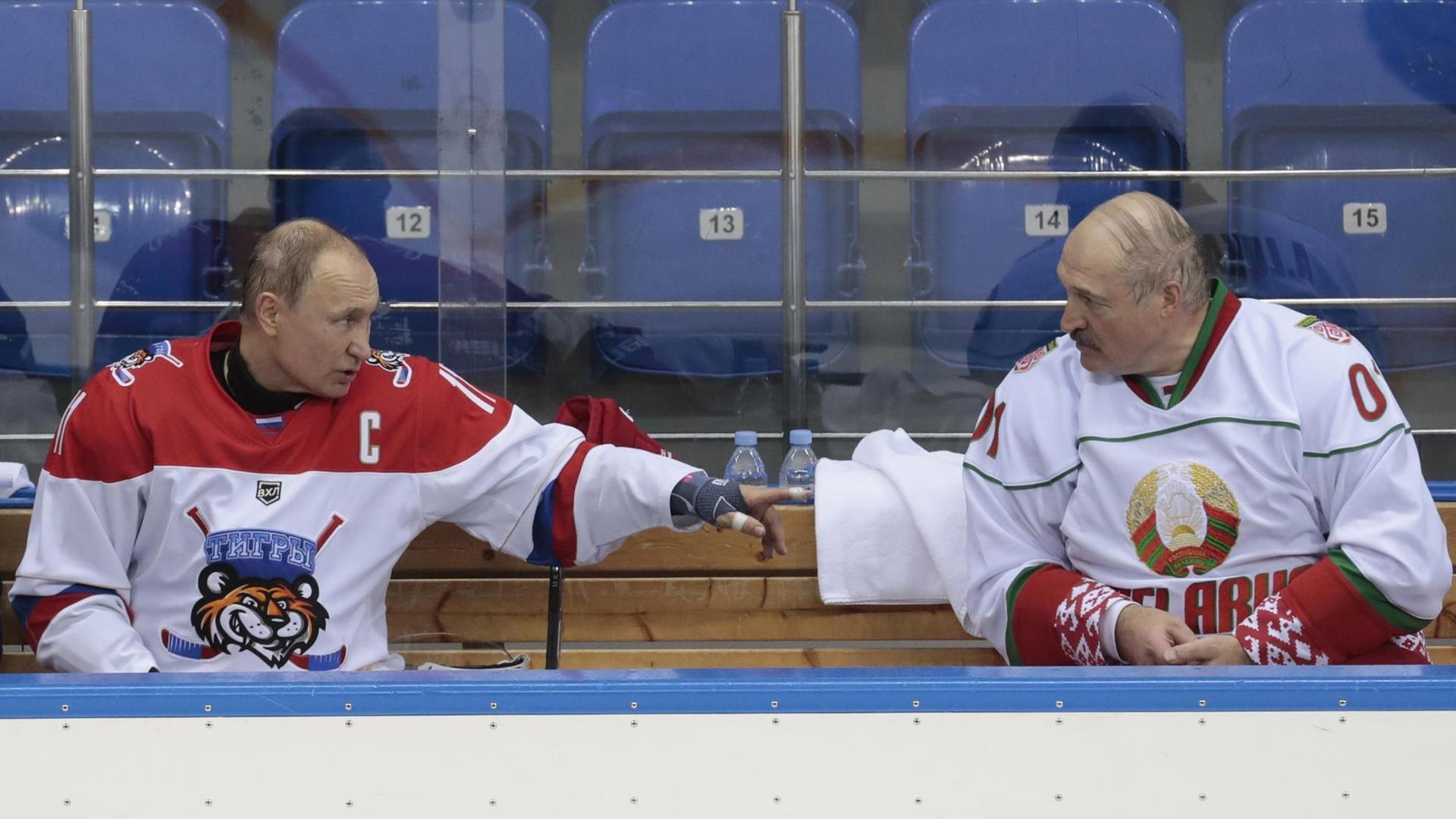 Der russische Präsident Vladimir Putin (L) und der weißrussische Präsident Alexander Lukaschenko sprechen am 15. Februar 2019 in der Shayba-Arena im Schwarzmeerort Sotschi, Russland, während Ihrer gemeinsamen Teilnahme an einem Eishockeyspiel. Der russische Präsident Vladimir Putin (L) und der weißrussische Präsident Alexander Lukaschenko sprechen am 15. Februar 2019 in der Shayba-Arena im Schwarzmeerort Sotschi, Russland, während Ihrer gemeinsamen Teilnahme an einem Eishockeyspiel.