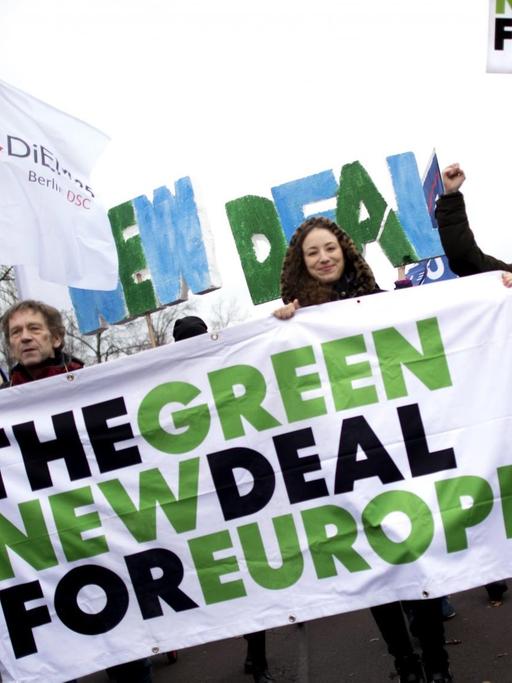 FridaysForFuture Demonstration mit einen Plakat "The Green New Deal For Europe"