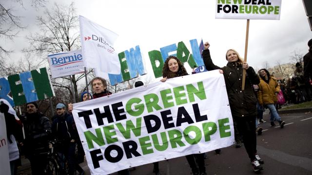 FridaysForFuture Demonstration mit einen Plakat "The Green New Deal For Europe"