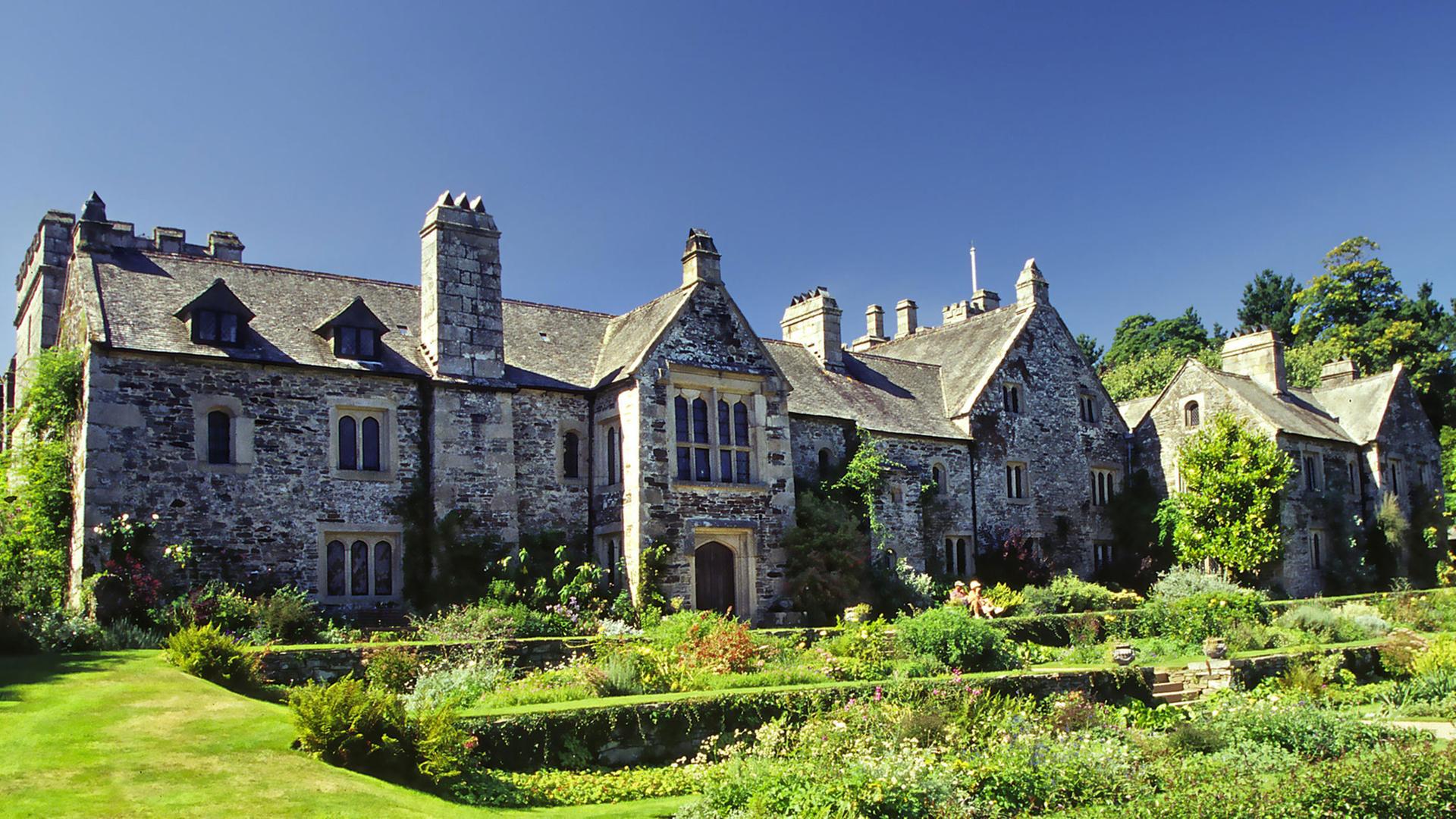 Ein Herrenhaus im Park, Cornwall, England Ein Herrenhaus im Park, Cornwall, England