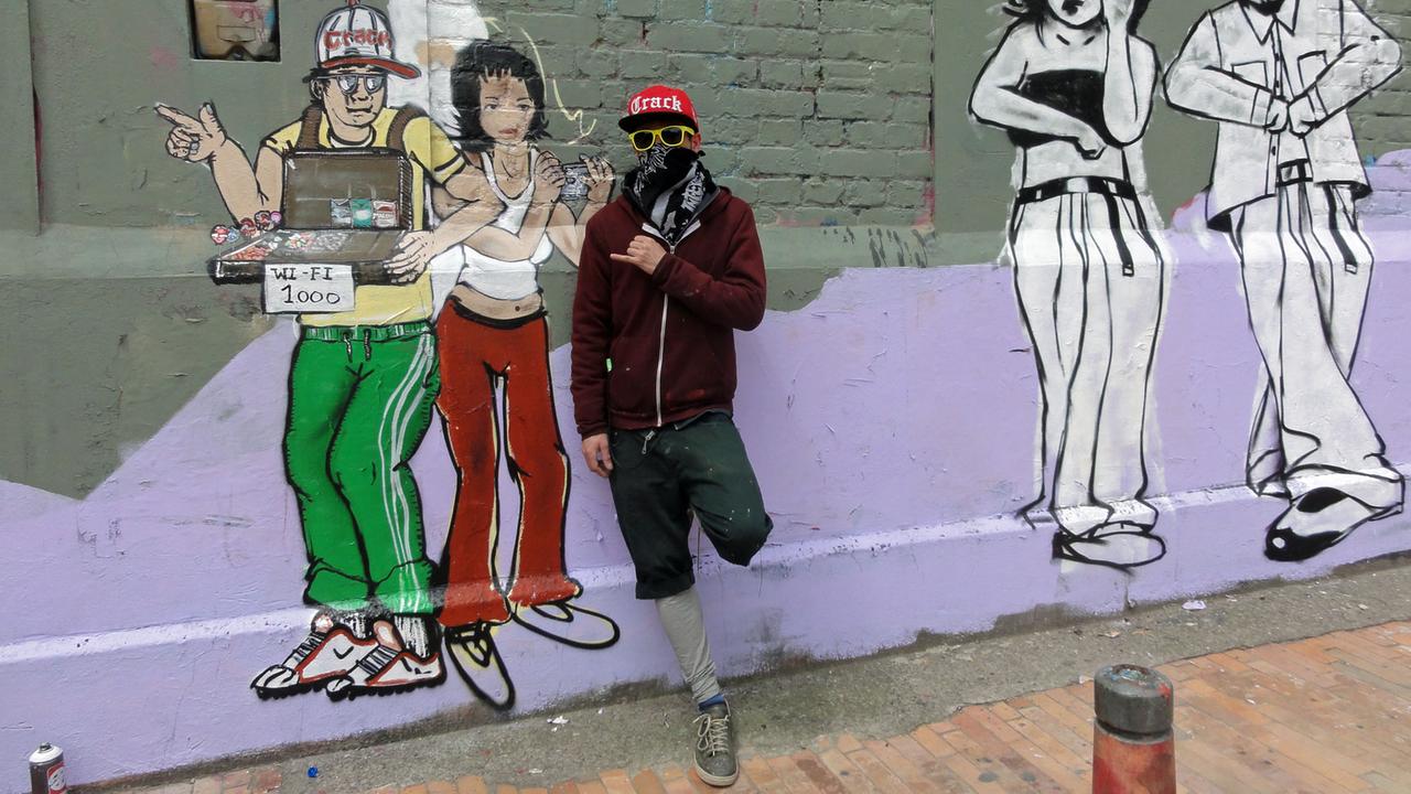Sprayer Lorenzo steht in Kolumbiens Hauptstadt Bogotá vor einem unvollendeten Werk.