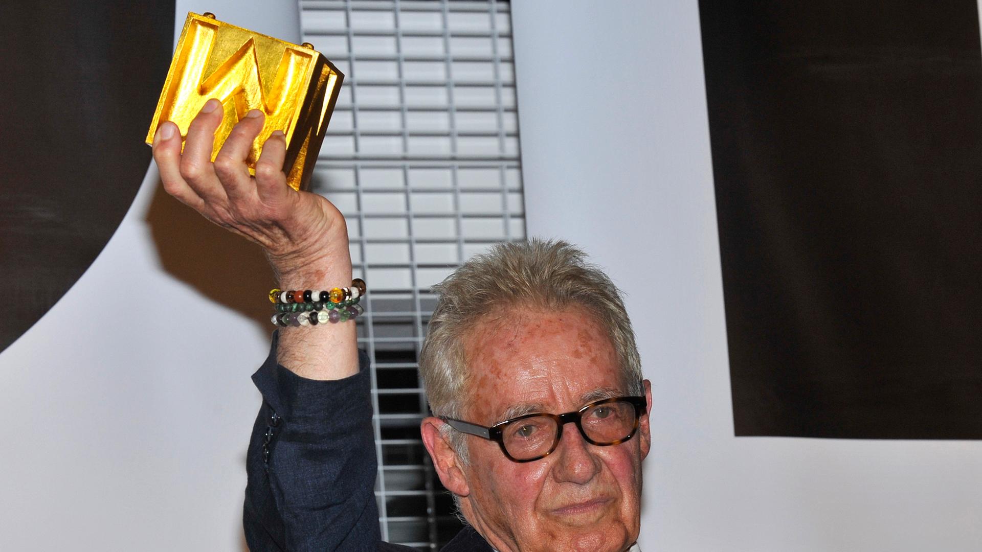Der Regisseur Peter Lilienthal wird am Donnerstag (23.06.2011) in München (Oberbayern) mit dem Ehrenpreis des Metropolis-Regiepreises von der Verwertungsgesellschaft Bild-Kunst ausgezeichnet. Anlässlich des 35-jährigen Bestehens des Bundesverbandes der Film-und Fernsehregisseure e.V. wurde ein neuer Regiepreis ins Leben gerufen, der die Bedeutung und die herausragenden Leistungen des Berufsstandes für die Filmbranche exklusiv, frei und unabhängig ehrt. Der Regisseur Peter Lilienthal wird am Donnerstag (23.06.2011) in München (Oberbayern) mit dem Ehrenpreis des Metropolis-Regiepreises von der Verwertungsgesellschaft Bild-Kunst ausgezeichnet. Anlässlich des 35-jährigen Bestehens des Bundesverbandes der Film-und Fernsehregisseure e.V. wurde ein neuer Regiepreis ins Leben gerufen, der die Bedeutung und die herausragenden Leistungen des Berufsstandes für die Filmbranche exklusiv, frei und unabhängig ehrt.