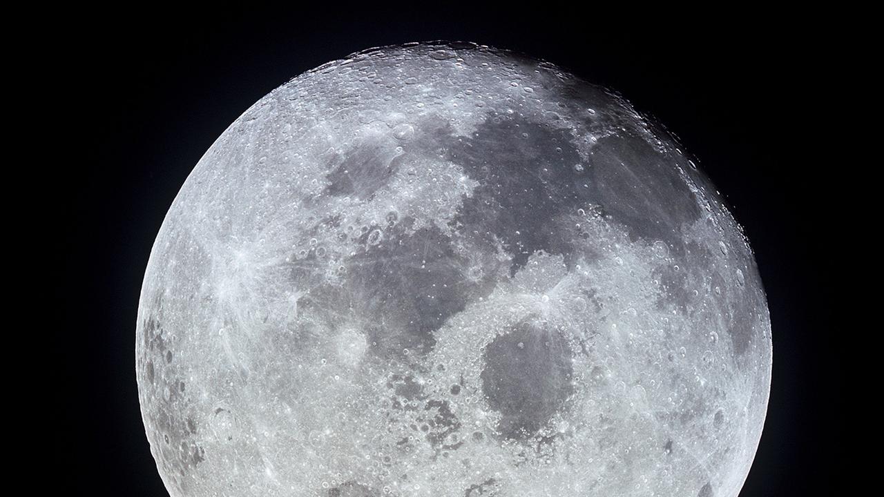 Auf dem Rückflug fotografieren die Astronauten den Mond Auf dem Rückflug fotografieren die Astronauten den Mond
